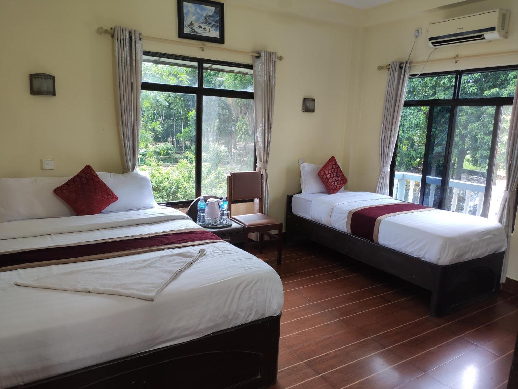 Peacock - A Family-Run Hotel โซราฮา ภายนอก รูปภาพ